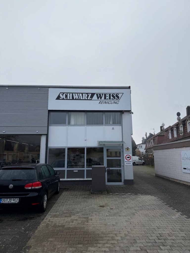 Schwarz Weiss Reinigung 170