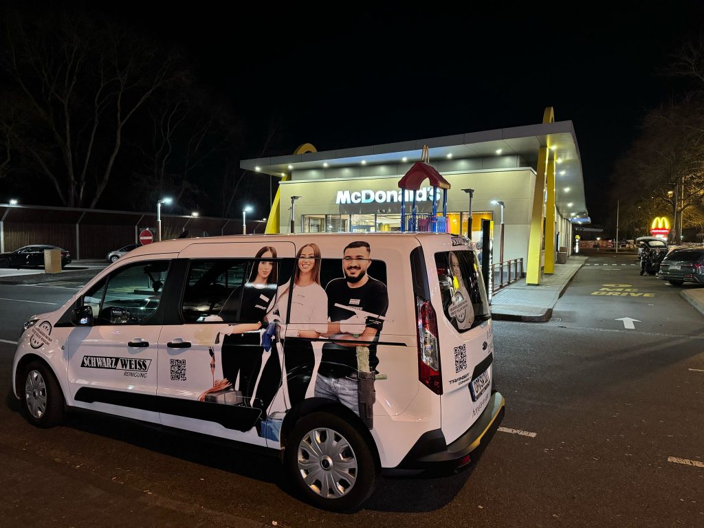 Schwarz Weiss Reinigung 240