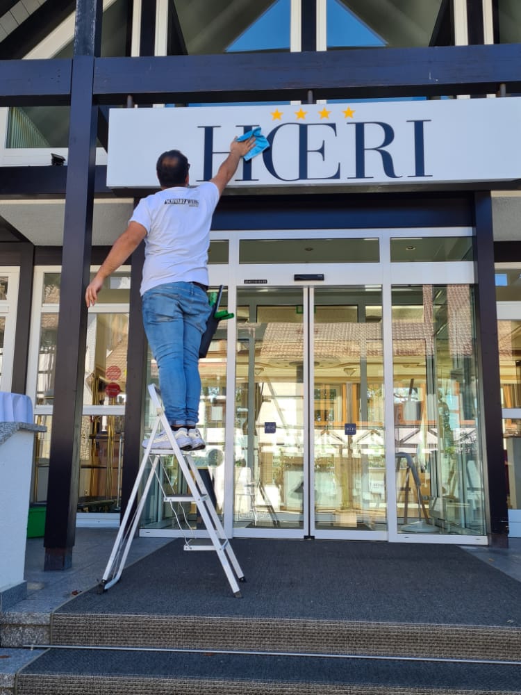 Schwarz Weiss Reinigung 198