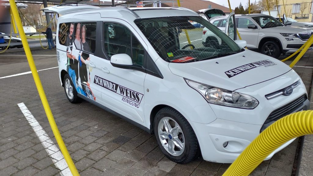 Schwarz Weiss Reinigung 195