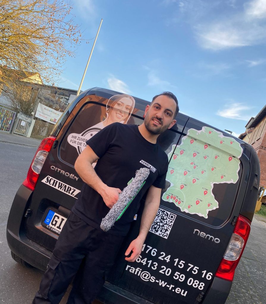 Männer hinter dem Auto